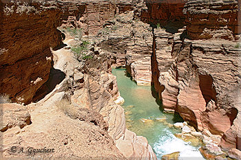 Am Anfang des sich verengenden Canyons